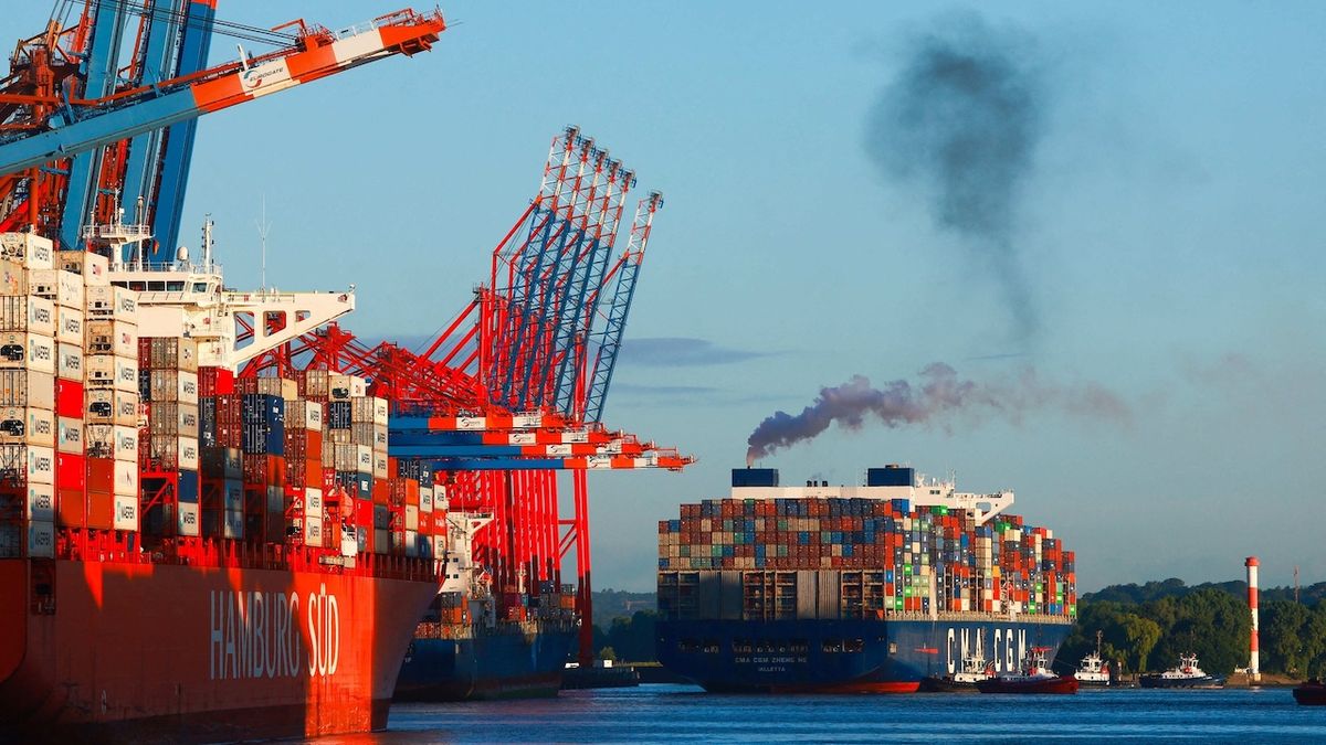 Lodě uvázlé na moři, blokované zboží. Německé přístavy paralyzuje stávka